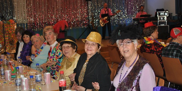 Zu Fastnachtshits wie „Am Rosenmontag bin ich geboren" schunkelten die Besucher der AWO-Fastnacht in der Zehntscheune. Neben den Aktiven des CC Rot-Weiß Lampertheim sorgten die „Zwoa Spitzbuam" für ausgelassene Stimmung. Foto: Benjamin Kloos