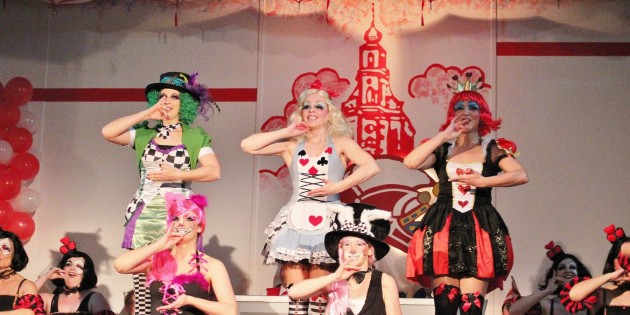 Mit „Alice im Wunderland“ begeisterte die „Happy Dance Company“ das Publikum im Canisiushaus. Für sie wurde die letzte Rakete des Abends gezündet. Tanz, Akrobatik und die Vielfalt der Kostüme wurden zu einem Gesamtkunstwerk. Foto: Hannelore Nowacki