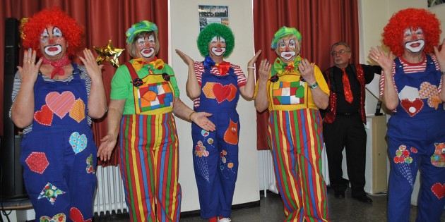 Sorgten in diesem Jahr als Clowns für ausgelassene Stimmung in der „Alten Schule": Die blauen Engel. Foto: Benjamin Kloos