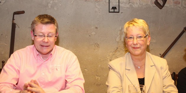 Die Landratskandidatin der FDP, Dr. Birgit Reinemund, hörte im Gespräch mit dem FDP-Stadtverbandsvorsitzenden Burkhard Vetter (im Bild) und den interessierten Versammlungsteilnehmern, wo der Schuh drückt und welche Erwartungen mit ihrer  Kandidatur verbunden sind. Foto: Hannelore Nowacki