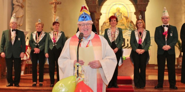 „Ich freue mich, es ist ganz toll, unsere Kirche ist mal wieder voll“: Pfarrer Peter Kern begrüßte die große Gemeinde mundartlich in heiteren Reimen. Foto: Hannelore Nowacki