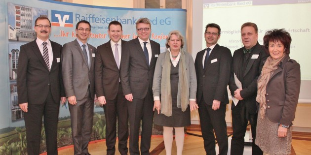 Sie wollen sich für die Landwirtschaft einsetzen: Bürgermeisterin Barbara Schader (von rechts), Kreisbeigeordneter Matthias Schimpf, Raiffeisenbank-Vorstand Frank Ohl, Staatssekretärin Dr. Beatrix Tappeser, Raiffeisenbank-Vorstand Claus Diehlmann, Geschäftsführer der Wirtschaftsförderung Bergstraße Dr. Matthias Zürker, Landtagsabgeordneter Alexander Bauer (CDU) und der Bibliser Bürgermeister Felix Kusicka.  Foto: Hannelore Nowacki