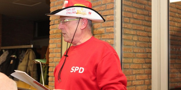 Fraktionsvorsitzender Franz Siegl zeigte dem politischen Gegner im Ried und in Hessen die Zähne, mild gewürzt mit einigem Humor in Reimen. Foto: Hannelore Nowacki