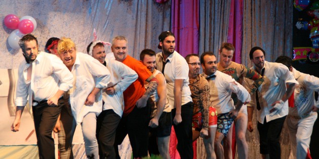 Noch vor der Pause feierte das Männerballett des HCV Bürstadt Junggesellenabschied in Las Vegas und durfte die Bühne nicht ohne Zugabe verlassen. Foto: Eva Wiegand
