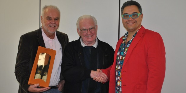 Dank für jahrzehntelanges ehrenamtliches Engagement für die Menschen im Ried: Dr. Matthias Früh (r.) und Dr. Andreas Förster (l.) bedanken sich bei Karl August Häusler für dessen Einsatz im Rettungsdienst. Foto: Benjamin Kloos