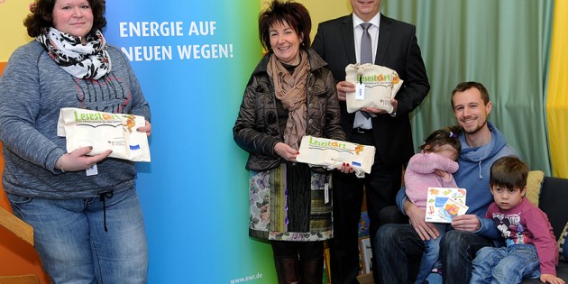 Die Leiterin der „Sonnenkäfer“ Yvonne Westphal und Stadtbürgermeisterin Barbara Schader nehmen von Stephan Wilhelm, EWR, die Buchpakete entgegen. Rechts Andreas Zanger, Leiter der Kita Sonnenschein (v.l.). Foto: oh