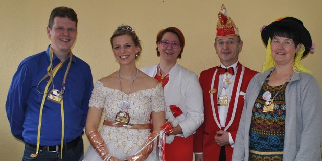 Stellvertretend für die TIP-Redaktion nahm Redaktionsleiter Benjamin Kloos (links) den aktuellen Fastnachtsorden des CC Rot-Weiß durch Stadtprinzessin Heike II.  (2.v.l.) in Empfang. Foto: Heiko Steigner