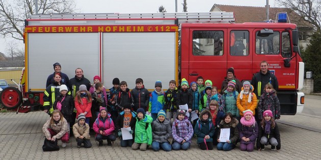 Spannender Schultagt: Die Klassen 3 a und b der Nibelungenschule erhielten praktischen Anschauungsunterricht bei der Feuerwehr Hofheim. Foto: oh