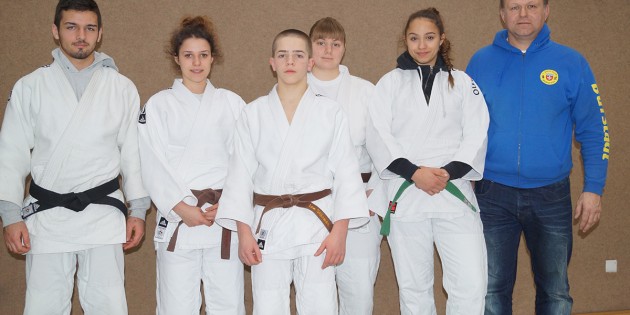 Erfolgreiche U18 vom 1. JCB: Lars Kilian, Kimberley Hertling, Ian Störmer, Sabrina Meißner, Dounia Boulahfa zusammen mit Trainer Lothar Kilian. Foto: oh