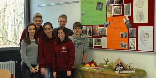 Einige Schülerinnen und Schüler der neunten Klasse stellten ihr Projekt „Wolfskinder“ am Tag der offenen Tür des Litauischen Gymnasiums vor. Foto: Sigrid Samson
