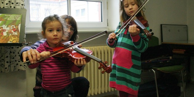 Beim Tag der offenen Tür der Lampertheimer Musikschule konnten 15 Instrumente ausprobiert werden. Mia und Leni interessierten sich besonders für die Streichinstrumente. Foto: Manuel Ding