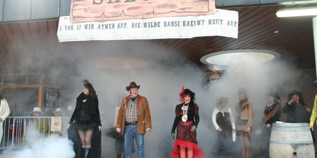 Unter dem Motto „5 vor 12 wir atmen auf – die wilde Babsi räumt heut auf“ verteidigte die Belegschaft, wenn auch regelmäßig erfolglos, das Rathaus. Foto: Eva Wiegand