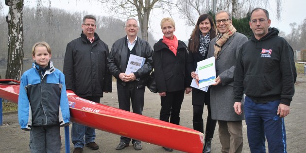 Der achtjährige David (l.) trainiert fleißig an der Kanuakadademie, auch am Montag ging es für ihn auf den Altrhein. Umso größer ist die Freude bei ihm sowie dem Vorsitzenden der Kanuakademie Bernd Brechenser (r.), der WSV-Vorsitzenden Erika Gabler (4.v.l.), dem 2. Vorsitzenden des Kanuclub Rolf Borkenhagen (2.v.l.) und Kanuakademie-Kassenwart Heiko Kiebel (3.v.l) über die 6.000-Euro-Spende, die GGEW-Vorstand Dr. Peter Müller (2.v.r.) und die Bereichsleiterin Kommunikation, Susanne Schäfer (3.v.r.), am Montag überbrachten. Foto: Benjamin Kloos