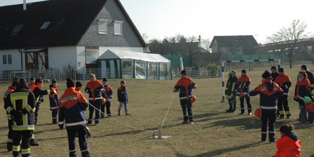 Das „Turmbauspiel“ konnte von den Jugendlichen der Hambacher Feuerwehr erfolgreich gemeistert werden – sie belegten den ersten Platz bei der diesjährigen ‚Winterwanderung‘. Foto: Sigrid Samson