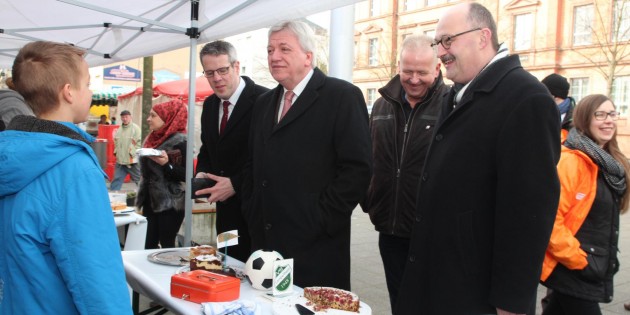 Beim Markt auf dem Schillerplatz hatte der VfB seinen Kuchenstand aufgebaut, mit einer Auswahl, der die politischen Spaziergänger nicht widerstehen konnten. Im Gespräch mit dem jungen Fußballer erfuhr Ministerpräsident Bouffier, dass er sich eine Zukunft beim FC Bayern wünscht. Im Bild: CDU-Landratskandidat  Christian Engelhardt neben dem Ministerpräsidenten, Edwin Stöwesand und Dr. Michael Meister (MdB, vorne). Foto: Hannelore Nowacki