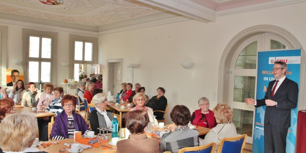 Beim jährlichen CDU-Frauenfrühstück war zum dritten Mal in Folge Wahlkampf  angesagt. In diesem Jahr sind es die Landratswahlen am 22. März. CDU-Landratskandidat Christian Engelhardt erläuterte sein Wahlprogramm mit dem Fokus auf  die Themen Familie und Bildung. Foto: Hannelore Nowacki