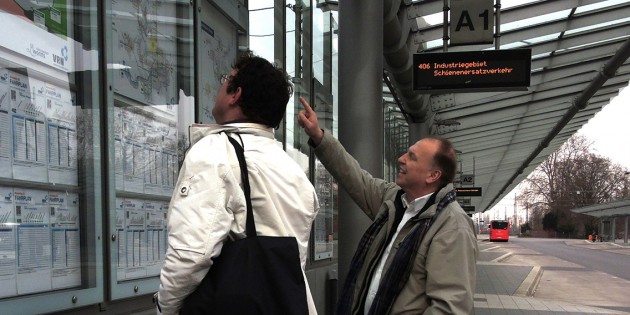 Die-Linke-Landratskandidat Dirk Hennrich informierte sich vor Ort über den ÖPNV im Kreis. Foto: oh