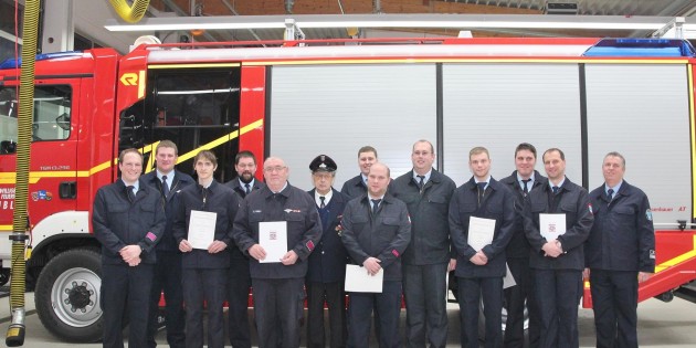 Die Wehr- und Vereinsführung der Freiwilligen Feuerwehr Biblis mit Gemeindebrandinspektor Ingo Ess im Bild mit den Geehrten und Beförderten. Nach der harmonisch verlaufenden Versammlung war gemütliches Beisammensein mit Imbiss angesagt. Foto: Hannelore Nowacki