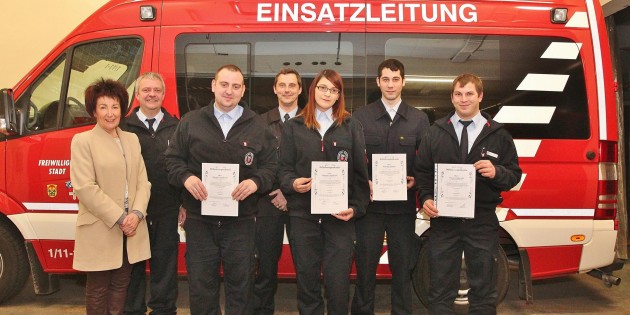 Bürgermeisterin Barbara Schader, Wehrführer Burkhard Jakob und Stadtbrandinspektor mit den vier beförderten Einsatzkräften: Dennis Engelhardt wurde zum Feuerwehrmann befördert, seine Ehefrau Tamara Engelhardt zur Feuerwehrfrau. Dominik Brüderl ist jetzt Oberfeuerwehrmann. Die Urkunden überreichte der Wehrführer. Der stellvertretende Wehrführer Simon Lambrecht erhielt die Beförderungsurkunde als Oberlöschmeister von Stadtbrandinspektor Schwara. Die notwendigen Lehrgänge habe er absolviert und die Dienstzeit erreicht. Foto: Hannelore Nowacki