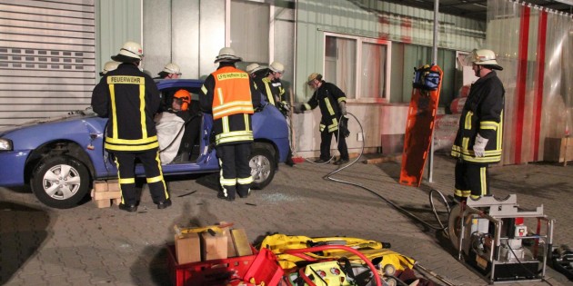 Das Autodach wird abgeschnitten, bald ist die Rettung beendet und Lena Volkert als Übungsverletzte wohlauf. Foto: Hannelore Nowacki