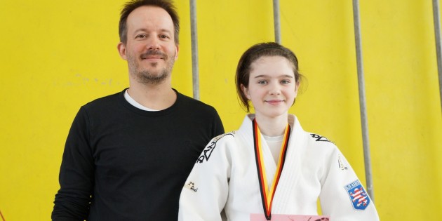 Trainer Klemens Timm freut sich mit seiner Kämpferin Lea Daniel über die gewonnene Silbermedaille. Foto: oh