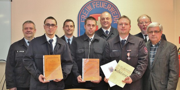 Die geehrten und beförderten Einsatzkräfte der Freiwilligen Feuerwehr Riedrode mit Funktionsträgern der Feuerwehr Bürstadt, des Kreises und der Stadt Bürstadt: Burkhard Jakob (von links), Marvin Grieser, Uwe Schwara, Robin Ofenloch, Claus Ofenloch, David Rennert, Ernst Männl und Walter Wiedemann. Foto: Hannelore Nowacki