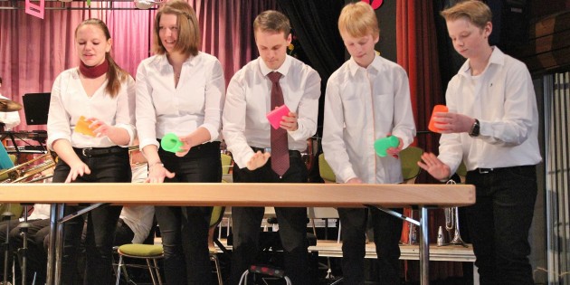 Das KKM-Jugendorchester begeisterte das Publikum mit drei Stücken und Zugabe. Bei „Cups“ wurden bunte Becher zu Musikinstrumenten. Foto: Hannelore Nowacki