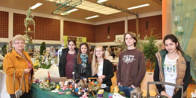 Die Kunst-AG des Lessing-Gymnasiums mit dreißig Schülerinnen und Schülern hatte eine breite Palette österlicher Eikunst für den Ostermarkt vorbereitet. Auch an die eierlegende Tierwelt hatten sie gedacht und Vogelhäuschen gebaut. Foto: Hannelore Nowacki