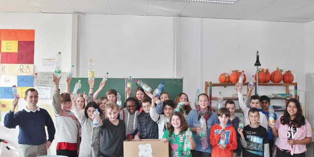 So macht Helfen Spaß. Die Klasse 6 Rc sammelte einen Monat lang Pfandflaschen und entschied sich, den Erlös von etwa 75 bis 90 Euro für das Kinderhilfswerk der Vereinten Nationen UNICEF zu spenden. Außerdem erlernen die Kinder nahezu spielerisch wichtige Kompetenzen. Foto: Hannelore Nowacki
