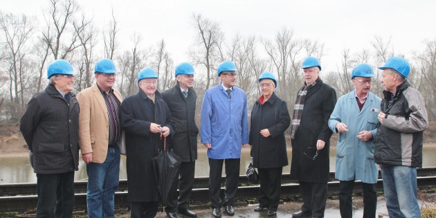 FDP-Landratskandidatin Dr. Birgit Reinemund informierte sich bei ihrem Besuch der Firma Beton Stahl von der Riva-Gruppe über das Problem der Altrheinverschlammung für den Lieferverkehr . Foto: Hannelore Nowacki