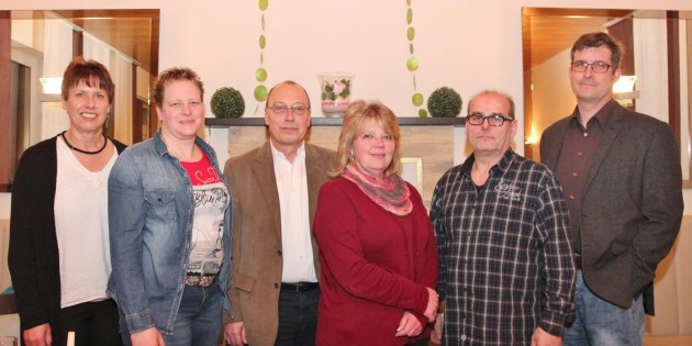 Der bisherige Vorstand des Wirtschafts- und Verkehrsvereins Biblis wurde von der Mitgliederversammlung einstimmig wiedergewählt: 2. Vorsitzende Johanna Iovine (von links), Schriftführerin Arnika Dörr, 1. Vorsitzender Bruno Neumann, 2. Vorsitzende Liselotte Blume-Denise, Rechner Siggi Groß und 2. Vorsitzender Ralf Müller. Foto: Hannelore Nowacki