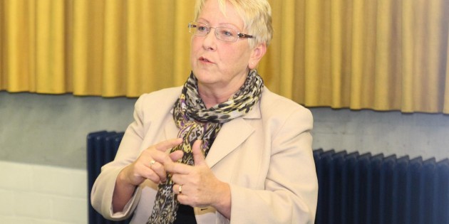 FDP-Landratskandidatin Dr. Birgit Reinemund steht fest zu ihrem Nein in der Frage der Windkraft auf der Mülldeponie in Hüttenfeld und im Kreis Bergstraße. Das gefiel dem Publikum im Bürgerhaus, die kräftigen Applaus spendeten. Foto: Hannelore Nowacki