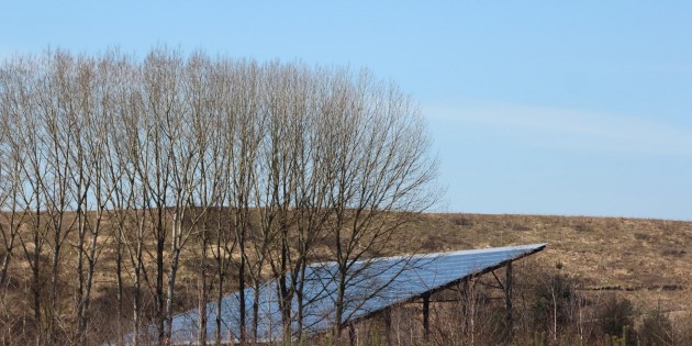 Die Energiewende zeigt sich auf dem ZAKB-Gelände in Hüttenfeld durch die Installation von Fotovoltaikmodulen an Hanglagen und als Bedachung. Ob bald eine Windkraftanlage dort stehen wird, hängt auch von den gemessenen Windwerten ab. Foto: Hannelore Nowacki