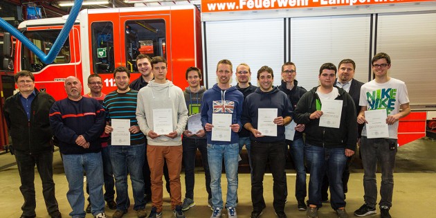 Die elf beförderten Mitglieder der Feuerwehr Lampertheim im Rahmen der diesjährigen Jahreshauptversammlung gemeinsam mit Stadtbrandinspektor Klaus Reiber (l.), Ralf Klotzbach, Vorsitzender des Feuerwehrvereins (2.v.l.) und Wehrführer Ralf Reiber (2.v.r.). Foto: zg