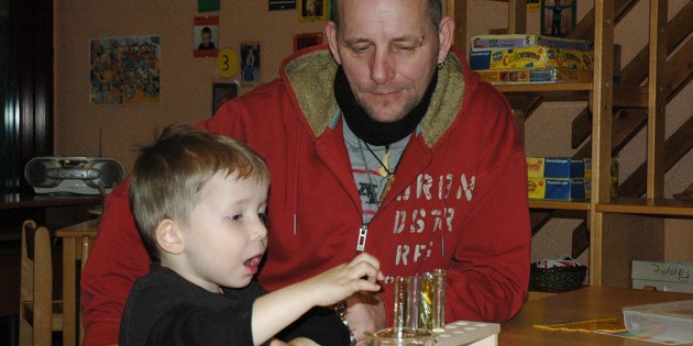 Der kleine Joey forschte eifrig mit seinem Papa und tauchte Gegenstände in verschiedene Flüssigkeiten. Foto: Sigrid Samson