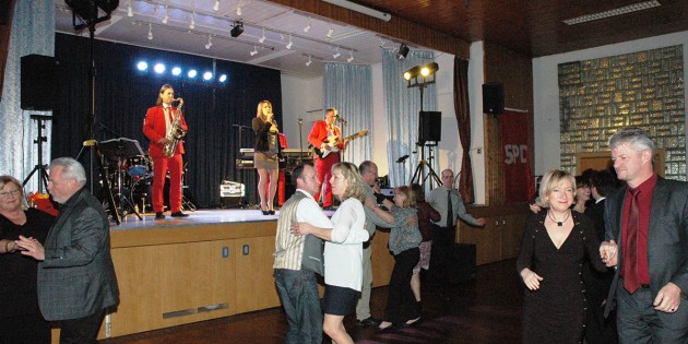 Im Rahmen der ‚Märzfeier‘ der SPD Lampertheim wurde eifrig getanzt zu den musikalischen Beiträgen der Sandy Showband. Foto: Sigrid Samson