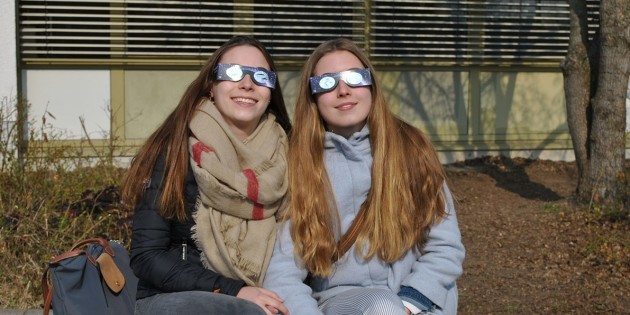 Sonnenfinsternis zog in ihren Bann
