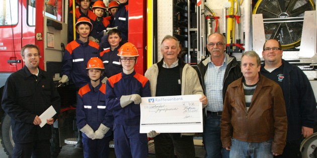 Die Jugendfeuerwehr freute sich über die 400 Euro Spende des Modellsportvereins. Foto: Eva Wiegand