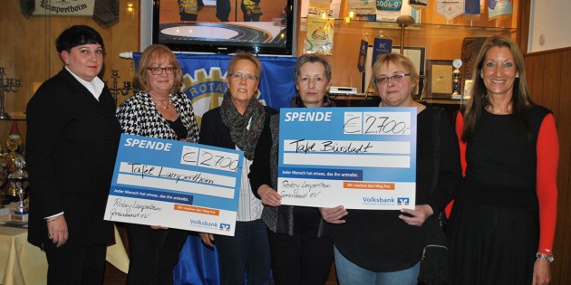 Große Freude bei der Spendenübergabe: Rotary-Präsidentin Marianne Michels-Junglas (r.) überreichte je 2.700 Euro an die Bürstädter und die Lampertheimer Tafel - die neue Leiterin des Diakonischen Werkes Bergstraße, Irene Finger (3.v.l.), freute sich über die Unterstützung. Foto: Benjamin Kloos