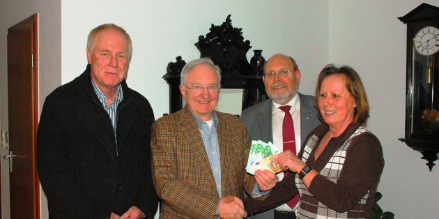 Klaus Henners, Vorstandsmitglied des WuVV (l.) und Helmut Hummel, aktives Mitglied im WuVV (2.v.l.), übergaben die Spende an die erfreuten Werner Hahl, Vorsitzender der Diakoniestation (2.v.r.), und Christine Zielonka, Tagesbetreuerin der Diakonie (r.). Foto: Sigrid Samson