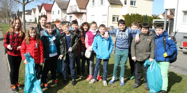 Die Schüler der Erich-Kästner-Schule waren für die Aktion „Saubere Landschaft“ unterwegs und sammelten viele, viele achtlos weggeworfene Dinge auf. Foto: Eva Wiegand