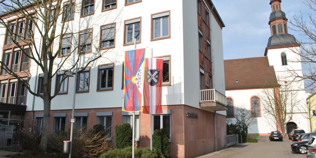 Sichtbares Zeichen der Solidarität: Am heutigen Dienstag weht vor dem Stadthaus in Lampertheim den ganzen Tag die Flagge Tibets. Foto: Benjamin Kloos