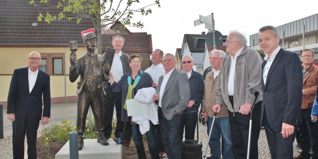 Hofheim hat ein neues Denkmal bekommen. Der „Ausscheller“ hat seinen dauerhaften Platz am Alten Rathaus. Foto: Hannelore Nowacki