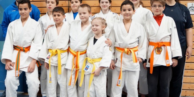 Trainer Klemens Timm, Soufian Idrissi, Paul Zieglschmid, Serkan Cikdem, Manuel Voukelatos, Markus und Alexandra Keller, Lea Daniel, Rayan Idrissi, Lätitia Täubel, Cedric Schynoll und Trainerin Irene Hettrich (alle vom 1. JCB, v.l.). Foto: oh