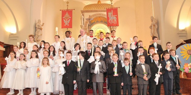 Nach dem Gottesdienst hatten Eltern und Angehörige Gelegenheit die Kommunionkinder in der Gruppe zu fotografieren. Mit allen guten Wünschen für einen frohen Festtag im Kreise der Familie und Freunde hatte Pfarrer Peter Kern die Kinder entlassen. Foto: Hannelore Nowacki