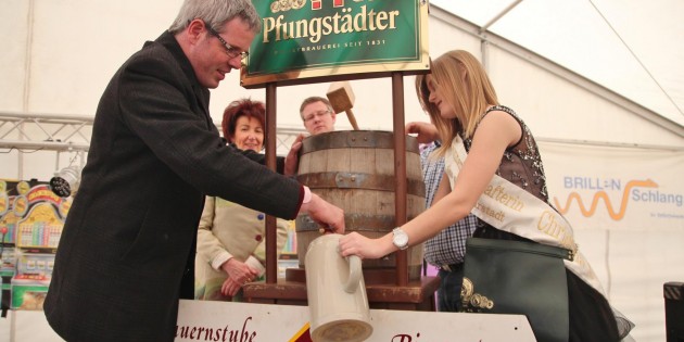 Fassanstich mit Freibier am Samstag zur Eröffnung des Frühjahrsmarktes: Landratskandidat Christian Engelhardt, am Sonntag zum Landrat gewählt, setzte erfolgreich den Holzhammer an und sorgte mit Sonnenbotschafterin Christina I. für die ersten kühlen Schlucke aus dem großen Krug. Foto: Hannelore Nowacki