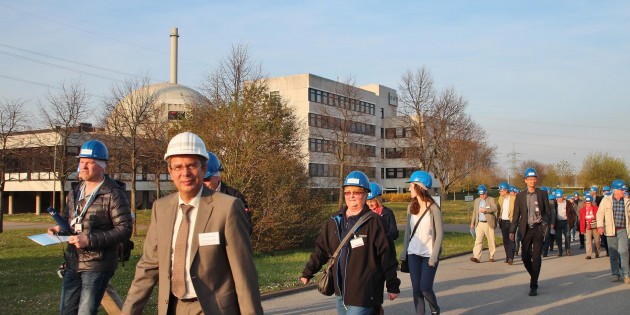 Kraftwerksleiter Horst Kemmeter führte die erste der beiden Besuchergruppen über das Kraftswerksgelände zum Standortzwischenlager. Foto: Hannelore Nowacki