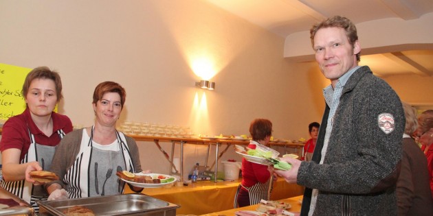 Das Büffet-Team hatte die Teller schön angerichtet und sorgte dafür, dass die Warteschlangen nicht zu lang wurden. Das Kochkäs-Schnitzel war schon im zweiten Jahr im Angebot. Foto: Hannelore Nowacki