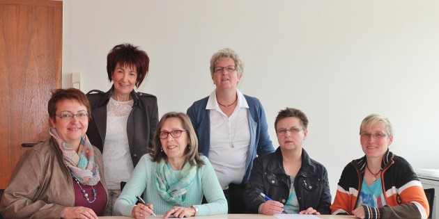 Die gelungene Aktion Lese-Omas gibt allseits Anlass zur Freude: Andrea Siegler (links) von der Kinderkrippe Villa Kunterbunt, Bürgermeisterin Barbara Schader, Lese-Oma Hildegard Schmidt, Birgit Keiber, Lese-Oma Petra Diehl und Anja Kuhn von der Kindertagesstätte „Zwergenwald“. Foto: Hannelore Nowacki