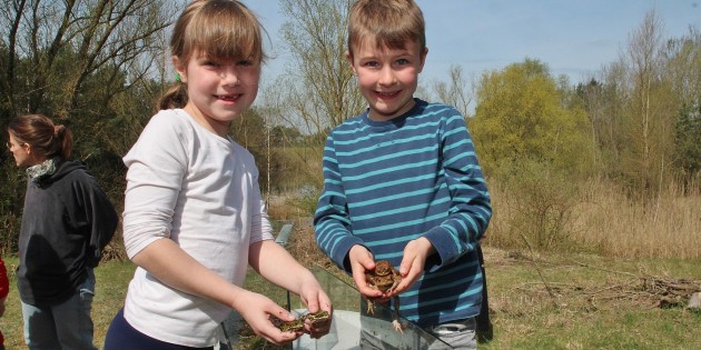 Natur hautnah zu erleben war für die Kinder eine spannende Sache. Den springlebendigen Tieren schien es zu gefallen. Foto: Hannelore Nowacki